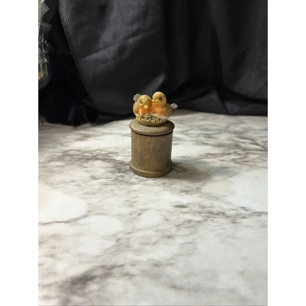 TRINKET BOX WITH LID & 2‎ CUTE LITTLE BIRDS ON IT 2.5